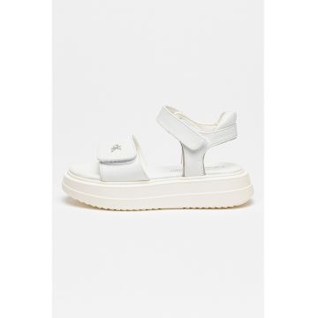 Sandale din piele ecologica cu inchidere velcro si platforma Sandale din piele ecologica cu inchidere velcro si platforma